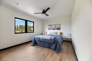 7 bedrooms, iron/ironing board, travel crib, free WiFi - New modern Scandinavian mountain home (Lead)