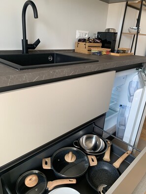 Réfrigérateur, micro-ondes, plaque de cuisson, cafetière/bouilloire