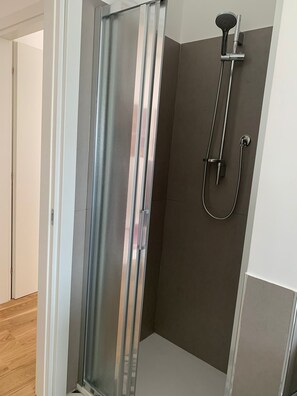 Dusche, Haartrockner, BademÀntel, Hausschuhe