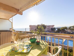 Outdoor dining - Cap Salou Apartment with Terrace and Parking, 15 min to PortAventura (Salou)