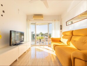 TV - Cap Salou Apartment with Terrace and Parking, 15 min to PortAventura (Salou)
