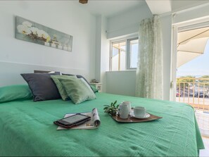1 bedroom, free WiFi - Cap Salou Apartment with Terrace and Parking, 15 min to PortAventura (Salou)