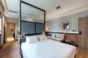 Chambre triple supérieure | Coffre-fort, décor unique, ameublement unique, bureau