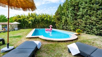 Una piscina al aire libre, una piscina climatizada