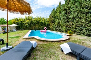 Una piscina al aire libre, una piscina climatizada