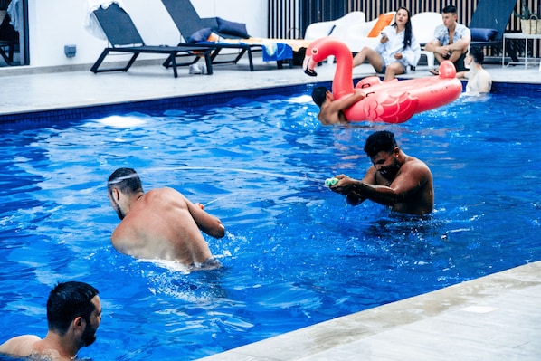 Una piscina al aire libre (de 07:00 a 22:00), tumbonas
