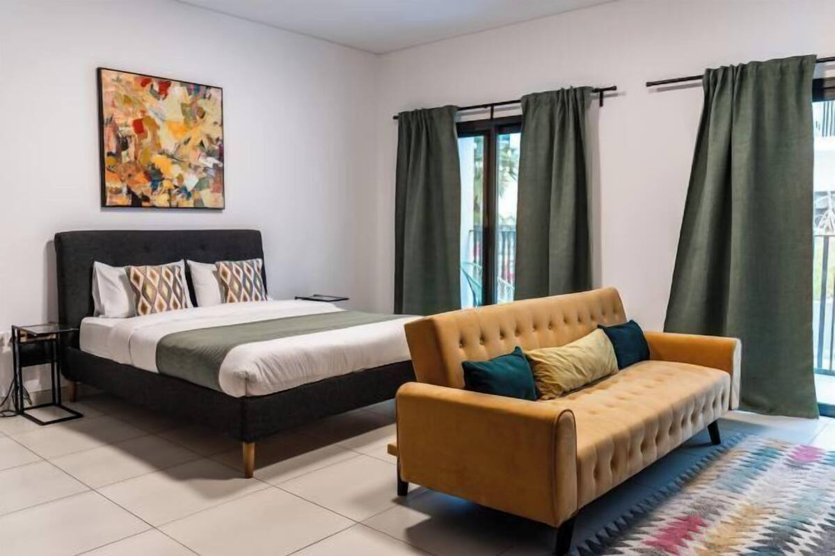 3 habitaciones, escritorio y espacio para trabajar con laptop