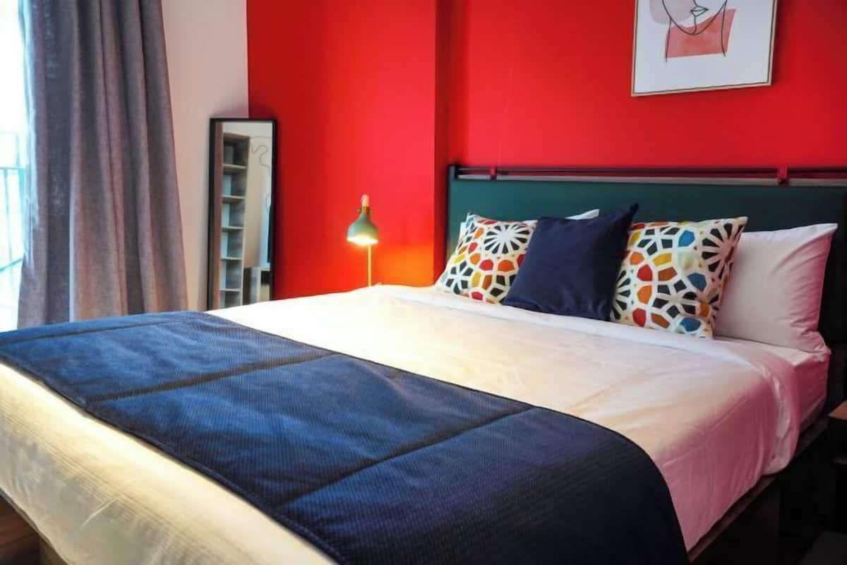 3 habitaciones, escritorio y espacio para trabajar con laptop