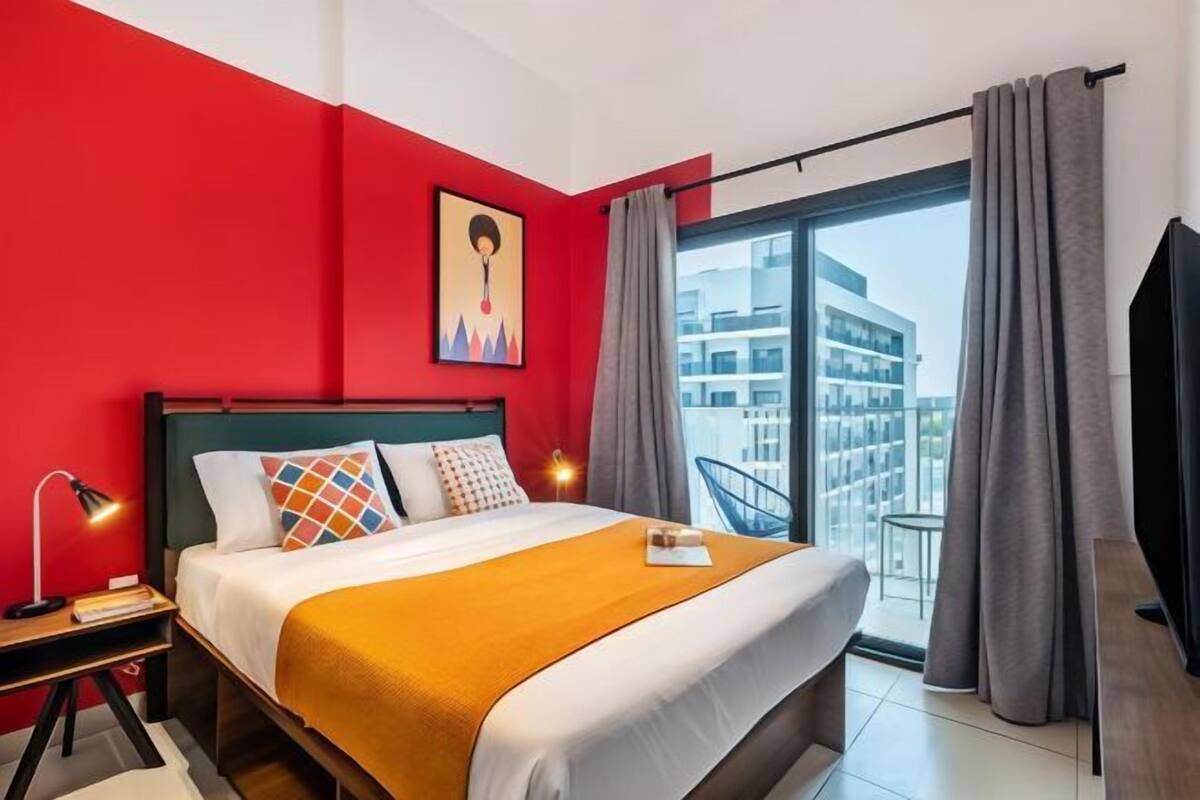 3 habitaciones, escritorio y espacio para trabajar con laptop