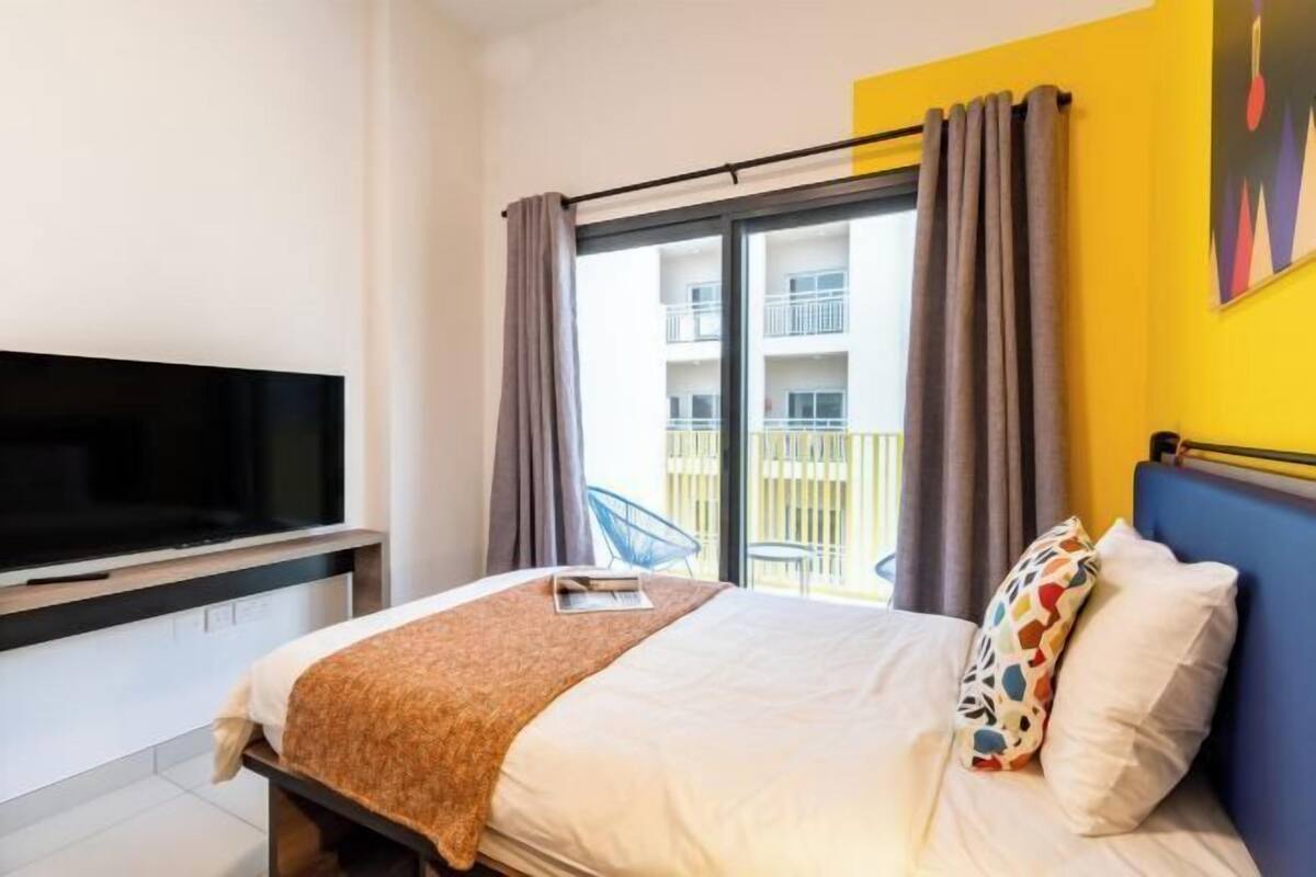 3 habitaciones, escritorio y espacio para trabajar con laptop