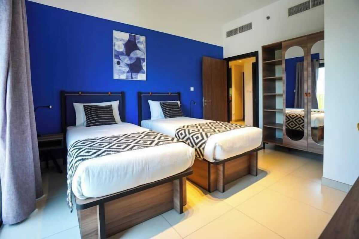 3 habitaciones, escritorio y espacio para trabajar con laptop