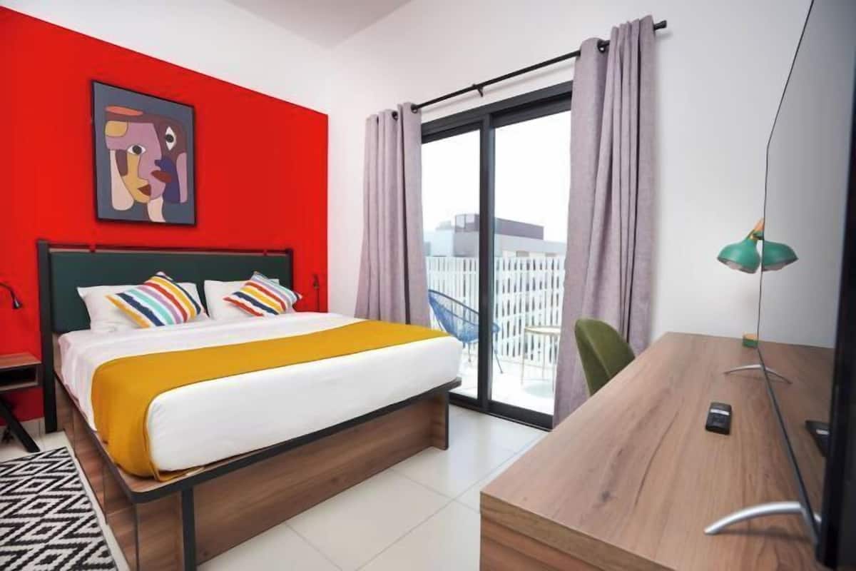 3 habitaciones, escritorio y espacio para trabajar con laptop