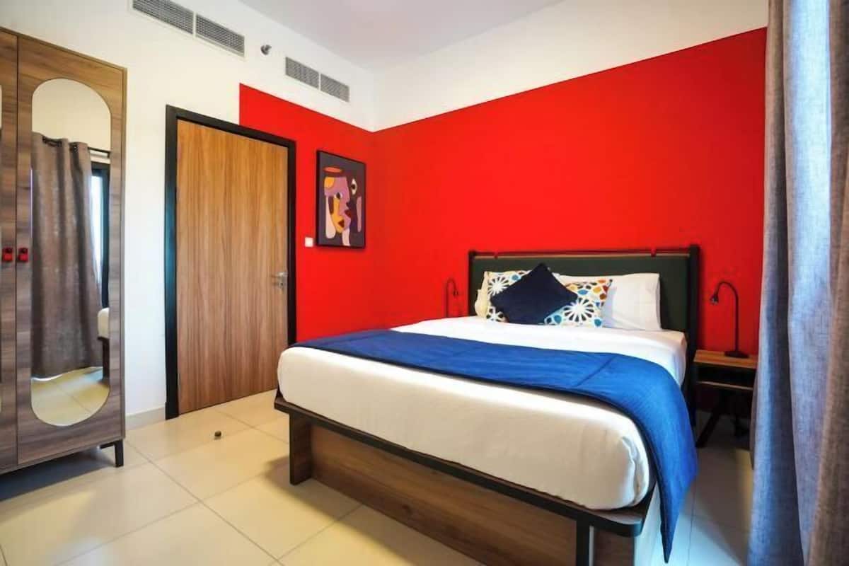 3 habitaciones, escritorio y espacio para trabajar con laptop