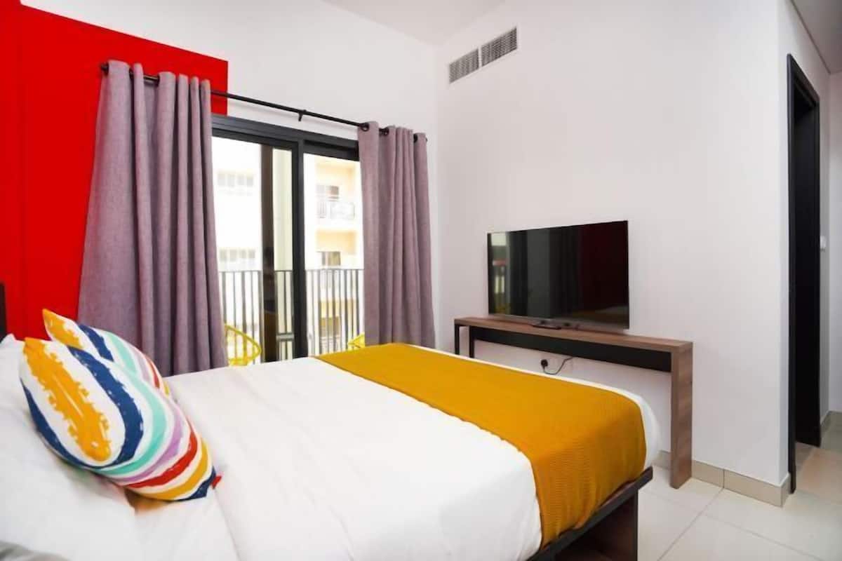 3 habitaciones, escritorio y espacio para trabajar con laptop