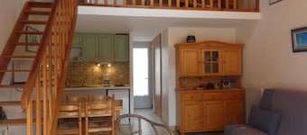 Cozy 5-Person Holiday Home, Close to Beach & Shops - Pet Friendly, Terrace, Parking