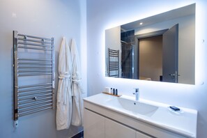 Dusche, Haartrockner, Handtücher, Seife