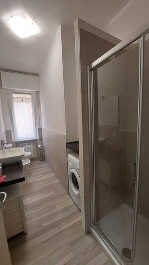Een douche,  milieuvriendelijk toiletgerief, een haardroger, een bidet