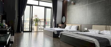 Family Room | Desk, laptop workspace, free WiFi, bed sheets
