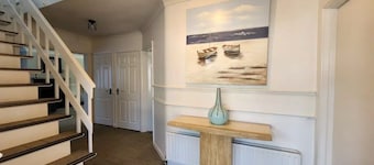 Kennedy Villa (5 Bed House with Hot Tub)