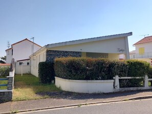 Una casa moderna de dos pisos con fachada de piedra y techo plano.