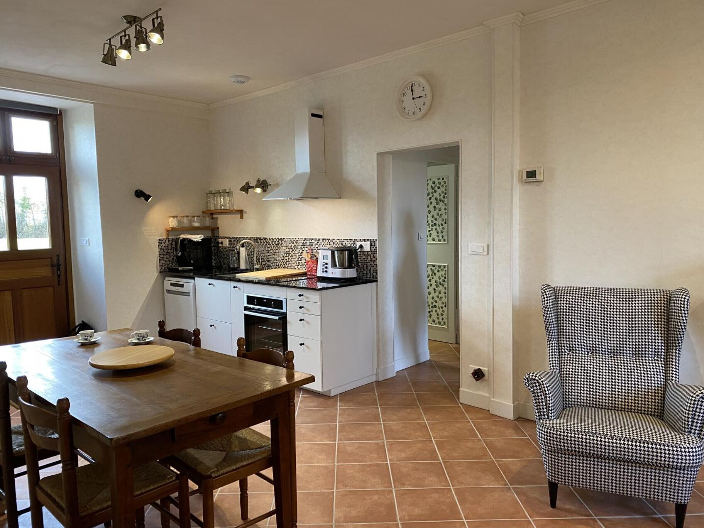 Fridge, microwave, dishwasher, coffee/tea maker
