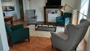 TV - Golf getaway and relaxation at Domaine de Bisseret (Lavault-Sainte-Anne)