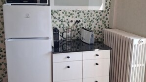 A kitchenette with a refrigerator, microwave, toaster, and kettle. - Golf getaway and relaxation at Domaine de Bisseret (Lavault-Sainte-Anne)