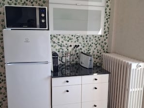 A kitchenette with a refrigerator, microwave, toaster, and kettle. - Golf getaway and relaxation at Domaine de Bisseret (Lavault-Sainte-Anne)