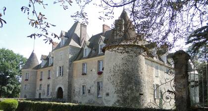 Charming Cottage: Golf, Garden, and Modern Amenities in the Heart of France
