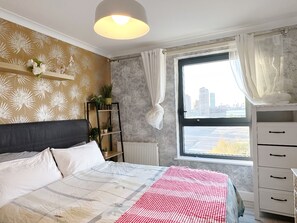 2 bedrooms, iron/ironing board, free WiFi, bed sheets - Canary Wharf two Bedroom Apartment (London)