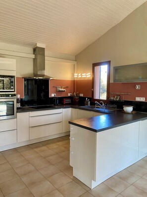 Kjøleskap, mikrobølgeovn, ovn og kokeplater