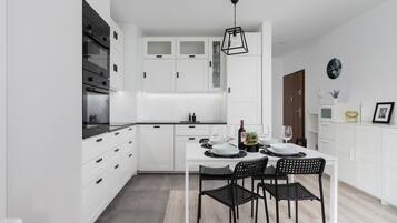 Fridge, oven, stovetop, dishwasher