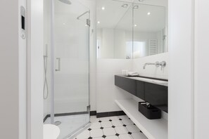Shower, shampoo
