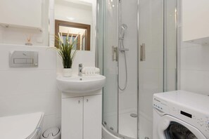 Shower, free toiletries