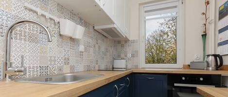 Fridge, oven, stovetop, dishwasher