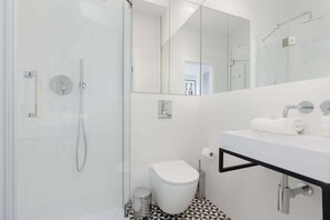 Shower, shampoo