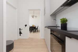 Køleskab, mikrobølgeovn, ovn, kogeplade