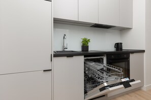 Een koelkast, een microgolfoven, een oven, een kookplaat