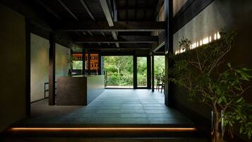 Egyptian cotton sheets, premium bedding, free minibar, desk