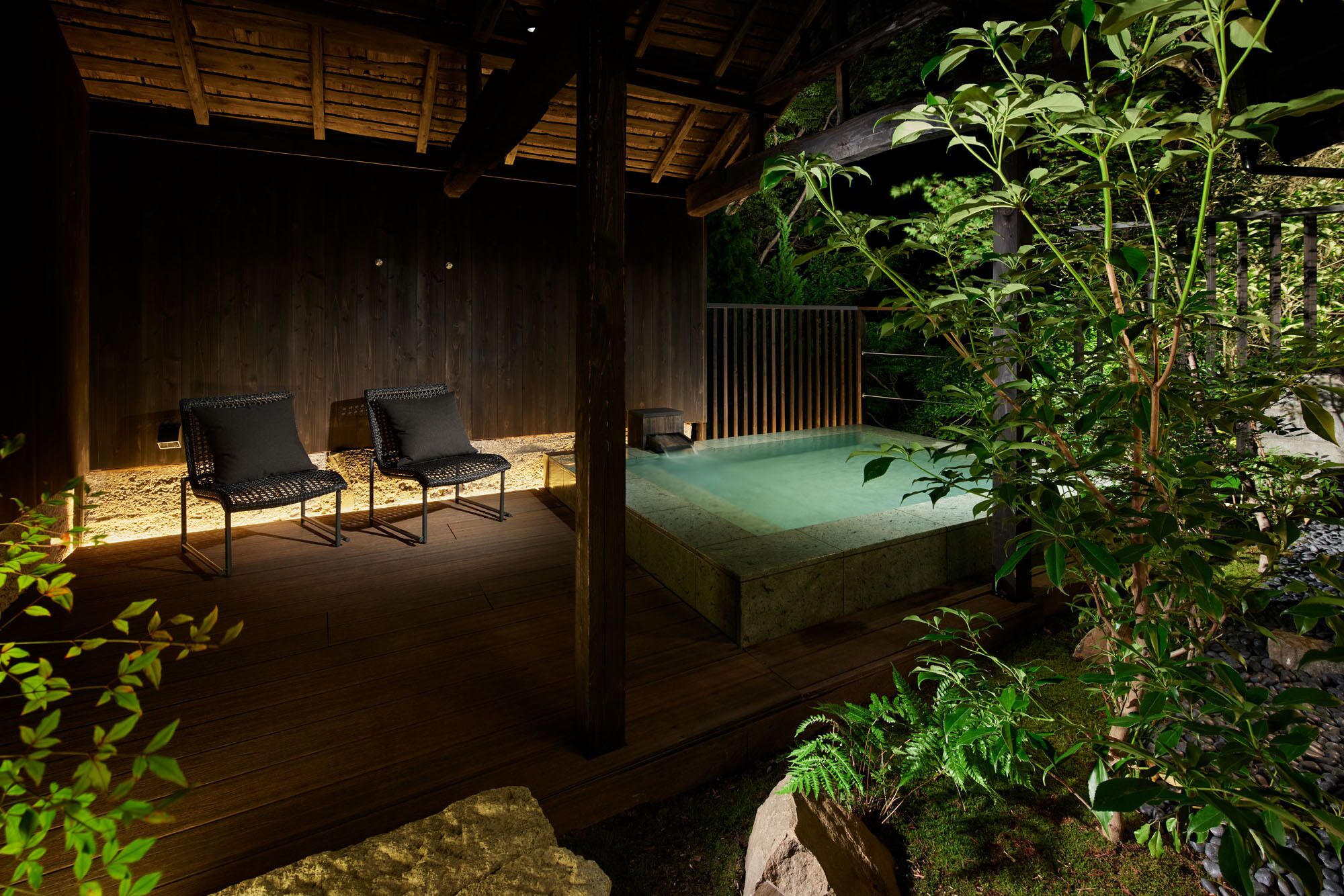 Habitación superior con 2 camas individuales, 2 habitaciones, vistas al jardín | Baño | Bañera de agua termal y cabezal de ducha tipo lluvia