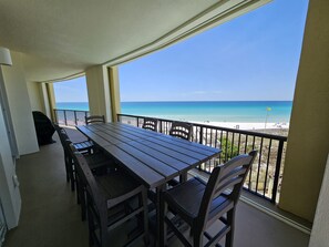 Outdoor dining - Bella Riva 309 4 bedroom Beachfront Beach set up included (Fort Walton Beach)