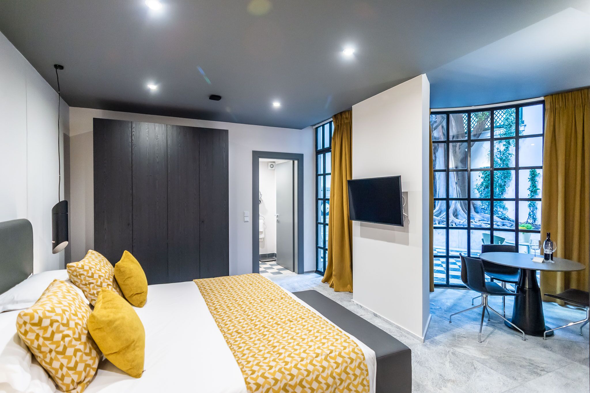 1 Schlafzimmer, Zimmersafe, Schreibtisch, Bügeleisen/Bügelbrett