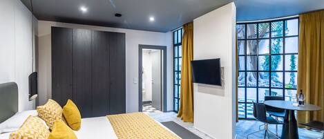 1 Schlafzimmer, Zimmersafe, Schreibtisch, Bügeleisen/Bügelbrett