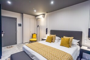 1 Schlafzimmer, Zimmersafe, Schreibtisch, Bügeleisen/Bügelbrett