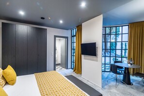 1 Schlafzimmer, Zimmersafe, Schreibtisch, Bügeleisen/Bügelbrett