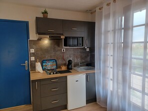 Réfrigérateur, micro-ondes, plaque de cuisson, cafetière/bouilloire