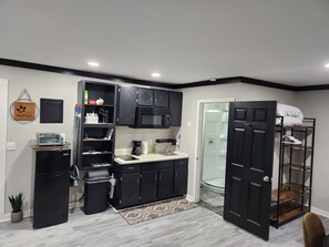 Fridge, microwave, stovetop, coffee/tea maker - Nice Detatched Garage Studio Apartment Minutes from everything!Private Entrance! (Biloxi)