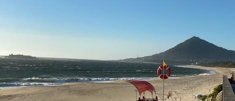 Solsenger og strandhåndklær