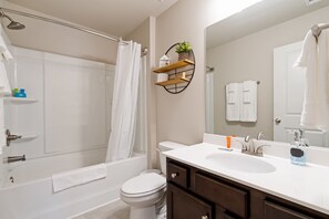 Suihkun ja ammeen yhdistelmä, hiustenkuivaaja, pyyhkeet, vessapaperi