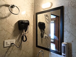 Chambre Premium, balcon, vue colline | Salle de bain | Douche, douche hydromassante, articles de toilette gratuits